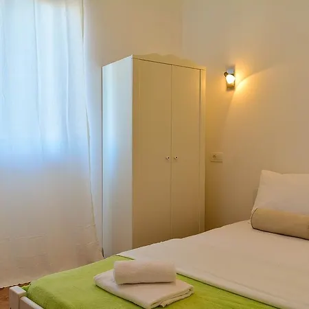 Golden Nocleg ze śniadaniem 3*